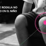 Niño sentado con dolor en la rodilla derecha, resaltada con un círculo rosa y líneas de análisis, para ilustrar el dolor de rodilla no traumático en niños y el dolor de rodillas en niños de 2 a 3 años.