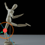 Figura de madera articulada en posición de carrera, con énfasis visual en la articulación de la rodilla mediante un círculo naranja y líneas de dirección.