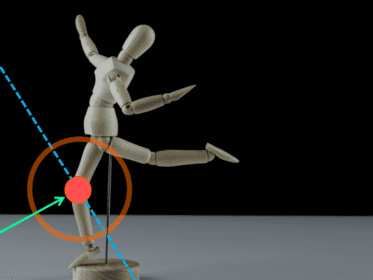 Figura de madera articulada en posición de carrera, con énfasis visual en la articulación de la rodilla mediante un círculo naranja y líneas de dirección.