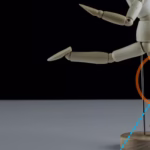 Representación gráfica de una rodilla resaltando el área afectada con un círculo rojo, mostrando un muñeco de madera en posición de carrera sobre fondo negro.