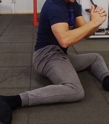 Ejercicio de fortalecimiento de la musculatura relacionada con la pata de ganso mediante rotación interna de cadera contra resistencia