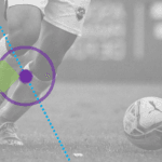 Jugador de futbol con la rodilla marcada para explicar alineación, carga articular y dolor de rodilla en el deporte.