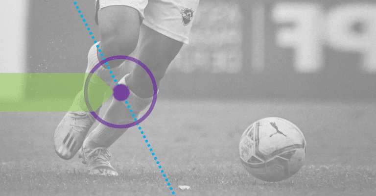 Jugador de futbol con la rodilla marcada para explicar alineación, carga articular y dolor de rodilla en el deporte.