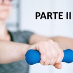 Mujer realizando ejercicios de fuerza con mancuernas azules, con el texto “Parte II” sobre la imagen.