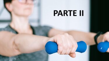 Mujer realizando ejercicios de fuerza con mancuernas azules, con el texto “Parte II” sobre la imagen.