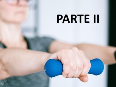 Mujer realizando ejercicios de fuerza con mancuernas azules, con el texto “Parte II” sobre la imagen.